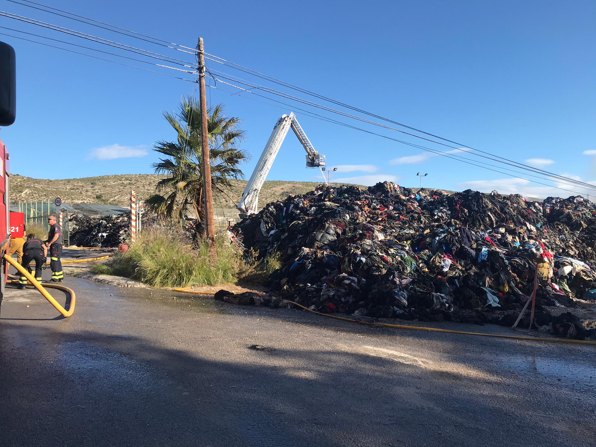 El fuego calcina más de 100 toneladas de ropa usada en la parcela de Torrellano El fuego calcina más de 100 toneladas de ropa usada en la parcela de Torrellano