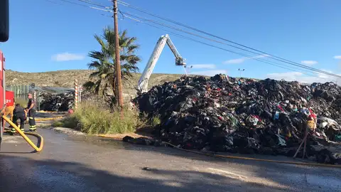 Tareas de extinción del incendio en Elche. Tareas de extinción del incendio en Elche.