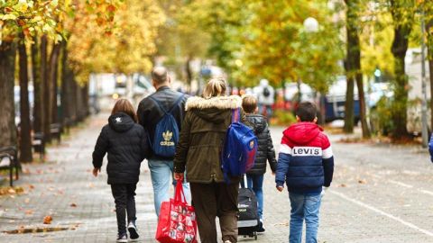 Varios niños se dirigen al colegio en Vitoria