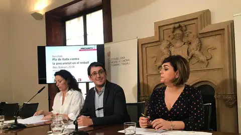 El conseller de Modelo Económico, Turismo y Trabajo, Iago Negueruela, junto con la directora general de Trabajo y Salud Laboral, Virginia Abraham, y la direcora territorial de Inspección y Seguridad Socal, Yolanda Robledo. Plan de lucha contra la Precariedad laboral