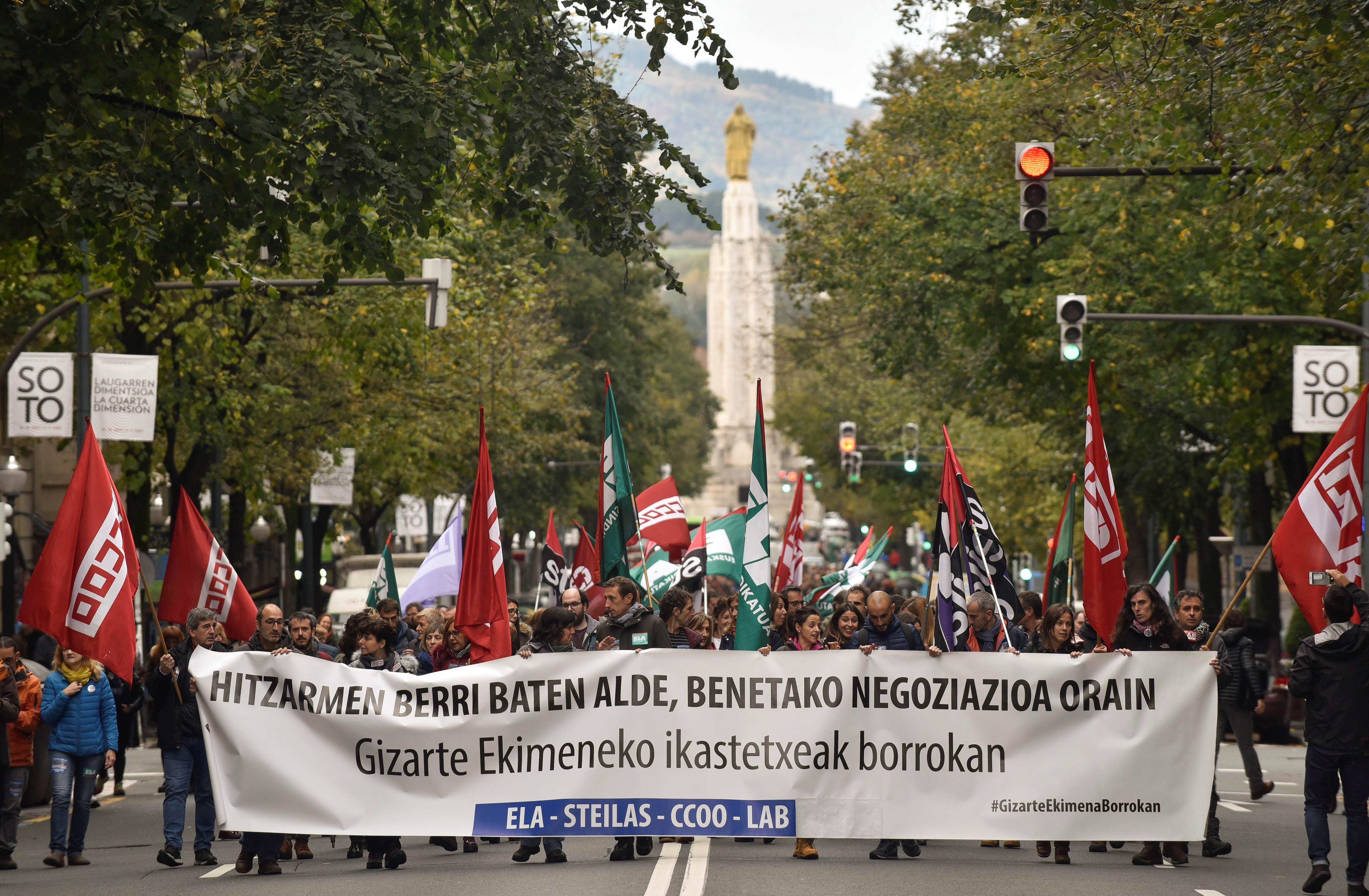 Protestas y cortes de carretera en Bilbao en el segundo día de huelga en la enseñanza concertada Protestas y cortes de carretera en Bilbao en el segundo día de huelga en la enseñanza concertada