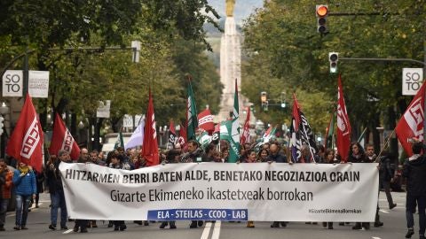 Trabajadores de la ense&ntilde;anza concertada en huelga se manifiestan en Bilbao