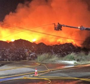 Labores de extinción del incendio en Elche durante la noche. Labores de extinción del incendio en Elche durante la noche.