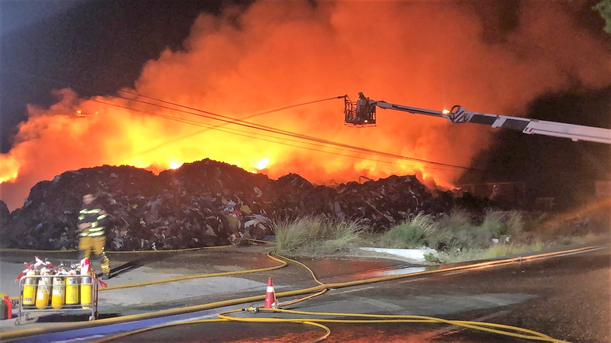Bomberos de Elche, San Vicente del Raspeig y el aeropuerto siguen luchando contra el fuego en la parcela con balas de ropa en Torrellano Bomberos de Elche, San Vicente del Raspeig y el aeropuerto siguen luchando contra el fuego en la parcela con balas de ropa en Torrellano