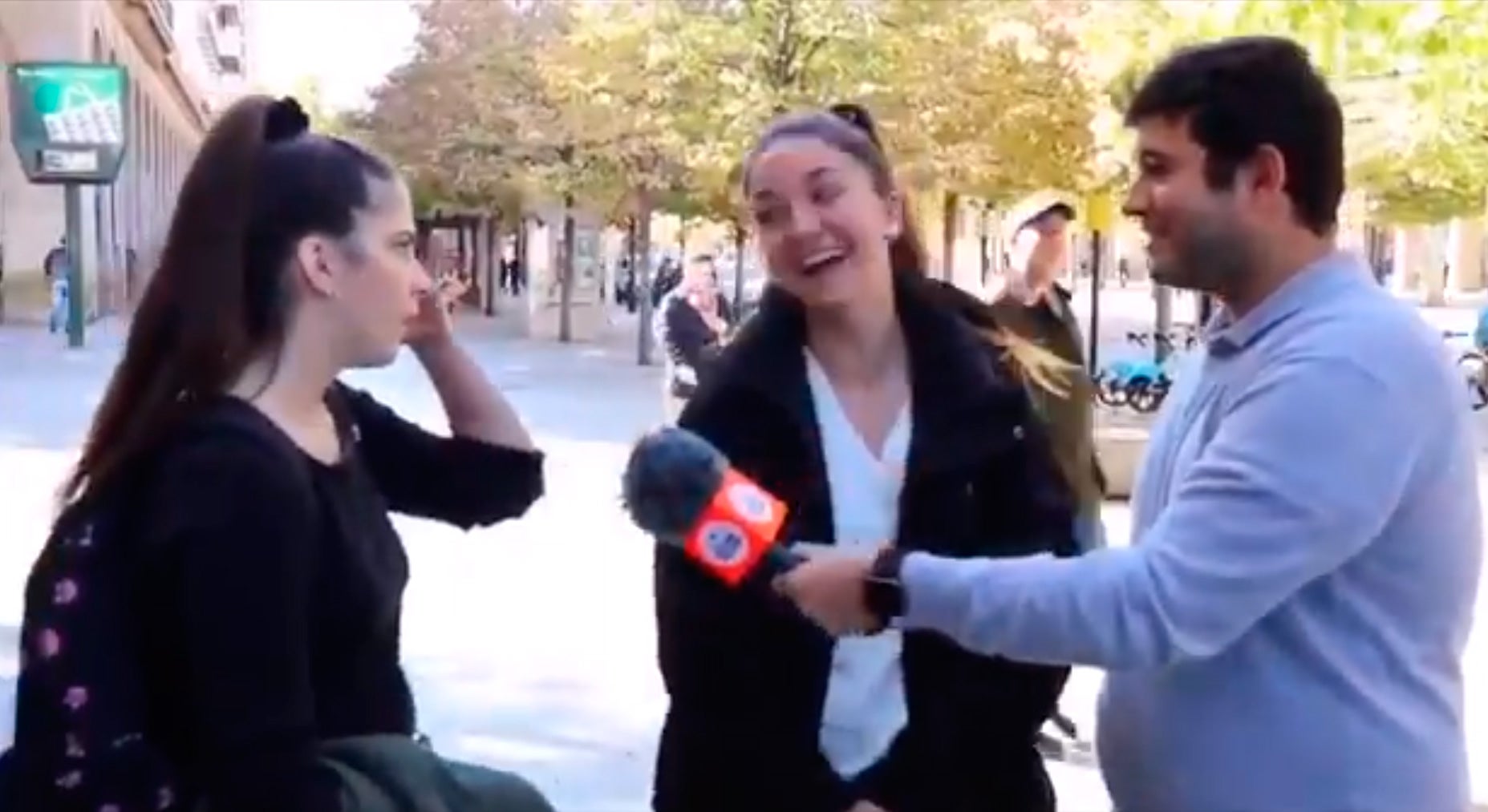 Virales: La divertida reacción de dos amigas cuando les preguntan a quién van a votar Virales: La divertida reacción de dos amigas cuando les preguntan a quién van a votar