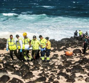 Los equipos de rescate en la zona de Lanzarote donde ha volcado una patera Los equipos de rescate en la zona de Lanzarote donde ha volcado una patera