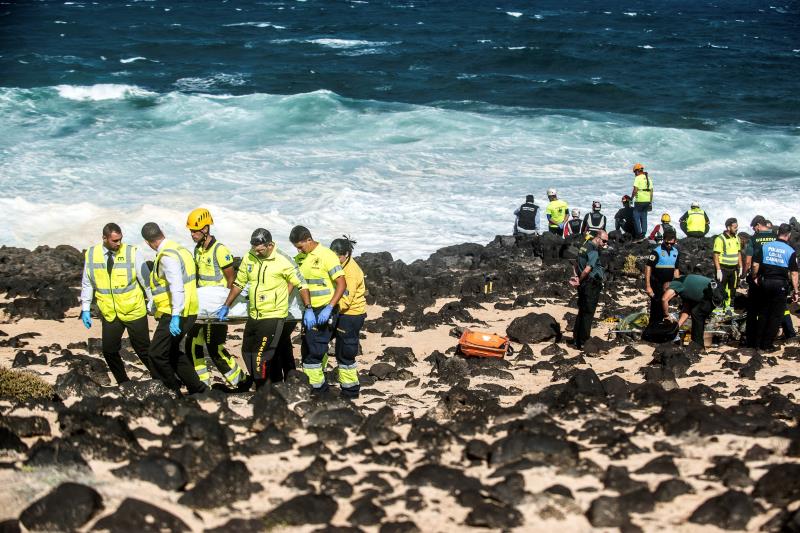 Hallan otros tres cadáveres en Lanzarote y ya son ocho los muertos tras volcar una patera Hallan otros tres cadáveres en Lanzarote y ya son ocho los muertos tras volcar una patera