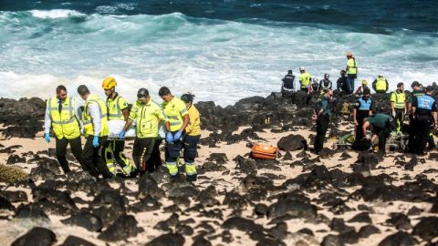 Los equipos de rescate en la zona de Lanzarote donde ha volcado una patera
