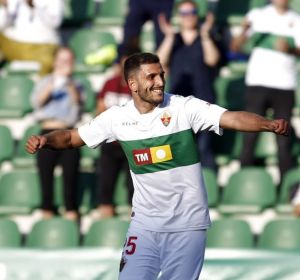 Yacine Qasmi celebra un gol en el estadio Martínez Valero. Yacine Qasmi celebra un gol en el estadio Martínez Valero.