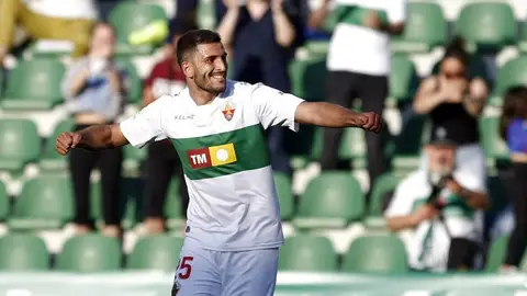 Yacine Qasmi celebra un gol en el estadio Martínez Valero. ELCHE CF