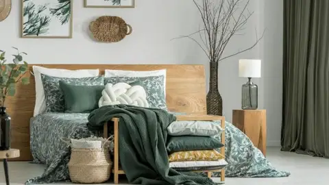 Dormitorio en verde caqui con muebles de madera HOGARMANÍA