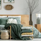 Dormitorio en verde caqui con muebles de madera