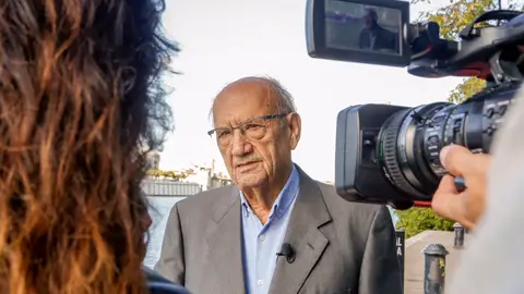 Pere Portabella atiende a los medios de comunicación en el Festival de Cine Europeo de Sevilla El director, productor y expolítico catalán es el Giraldillo de Honor de la edición número 16 del certamen