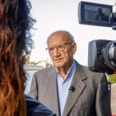 Pere Portabella atiende a los medios de comunicación en el Festival de Cine Europeo de Sevilla