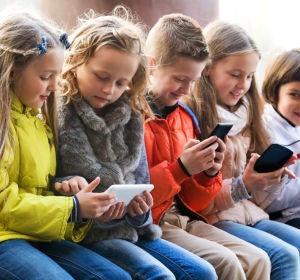 Niños con móviles Niños con móviles