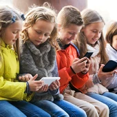 Niños con móviles Niños con móviles