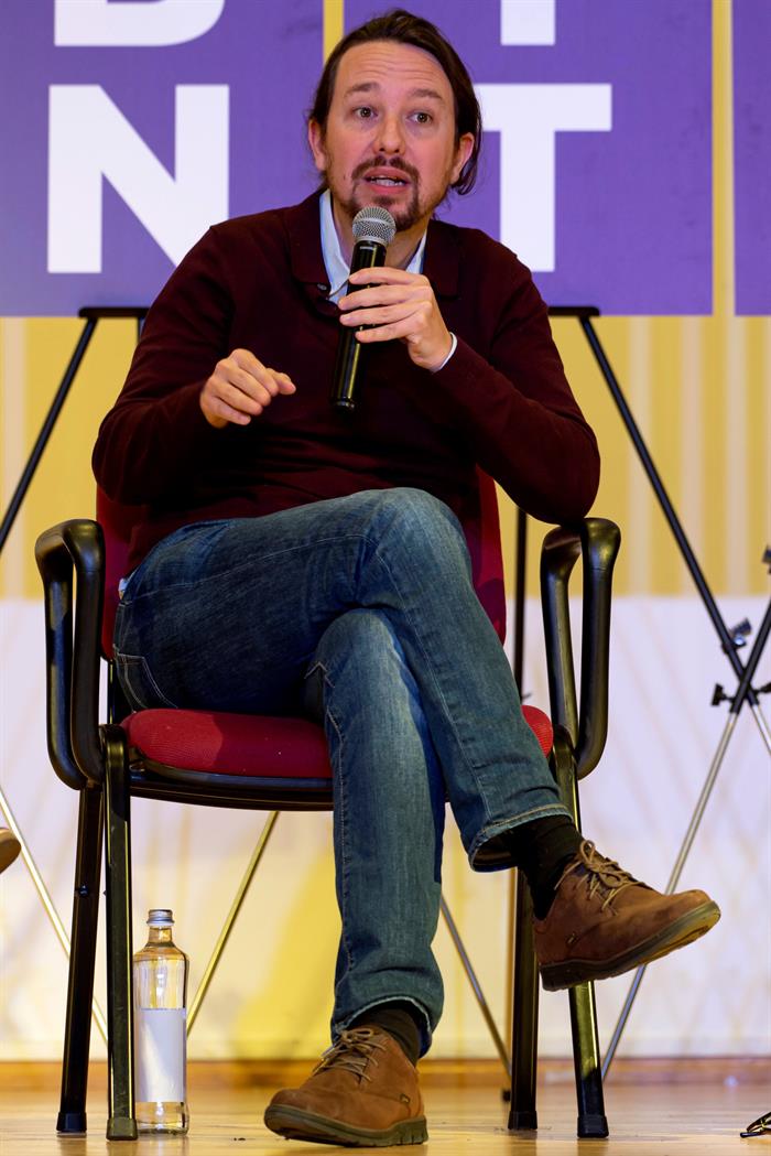 Iglesias, a Sánchez: "La gente no es idiota, sabe que usted mira a la derecha" Iglesias, a Sánchez: "La gente no es idiota, sabe que usted mira a la derecha"