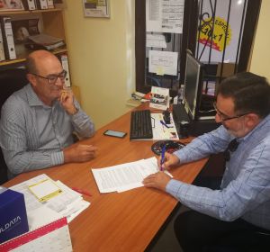 Francisco Sánchez García, gerente de Paquito Rent a Car, junto al presidente del Club Balonmano Elche, Juanjo Ávila. Francisco Sánchez García, gerente de Paquito Rent a Car, junto al presidente del Club Balonmano Elche, Juanjo Ávila.