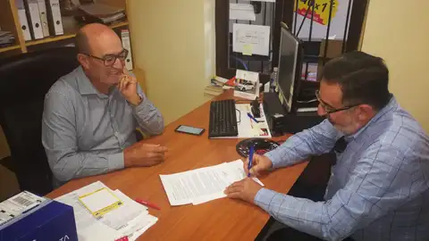 Francisco Sánchez García, gerente de Paquito Rent a Car, junto al presidente del Club Balonmano Elche, Juanjo Ávila. BALONMANO