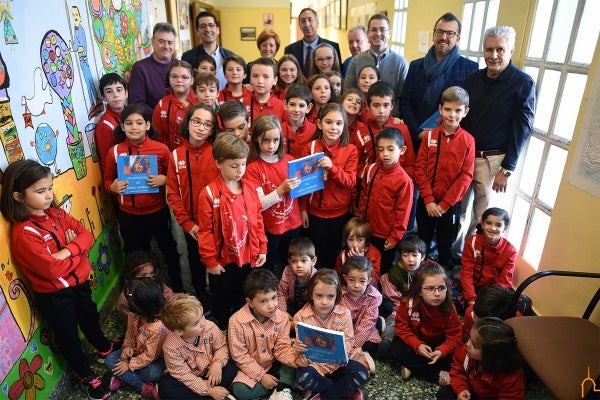 Ángel Andrade sale de su retrato y comparte vivencias con los escolares de su colegio Ángel Andrade sale de su retrato y comparte vivencias con los escolares de su colegio