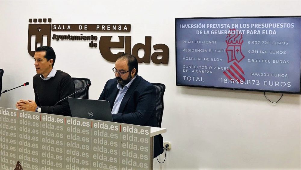 Rubén Alfaro y Jesús Sellés en el Ayuntamiento de Elda.