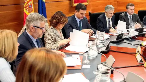 Pedro Sánchez preside la reunión del comité de coordinación sobre Cataluña Pedro Sánchez preside la reunión del comité de coordinación sobre Cataluña
