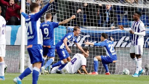 Los jugadores del Alav&eacute;s celebran un gol