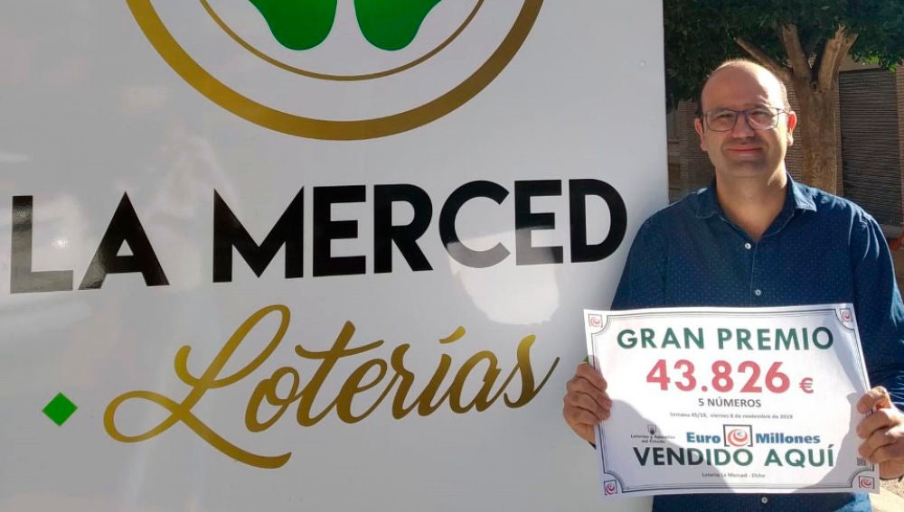 Manuel García, gerente de la Administración de Lotería La Merced de Elche.