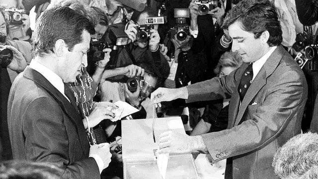 Adolfo Suárez, candidato de UCD, vota en las elecciones generales de 1977 Adolfo Suárez, candidato de UCD, vota en las elecciones generales de 1977
