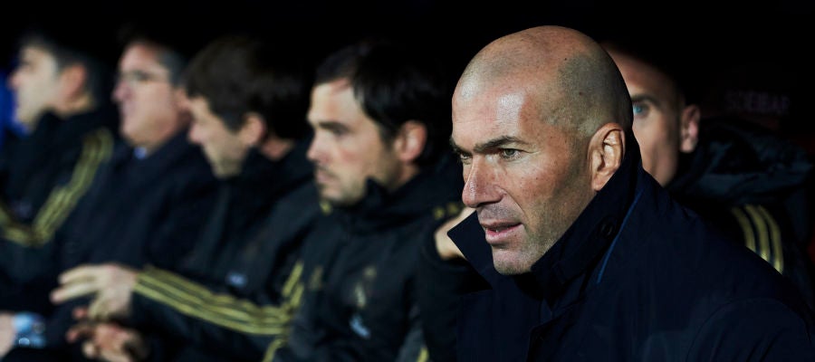 Zinedine Zidane, en el banquillo de Ipurúa Zinedine Zidane, en el banquillo de Ipurúa