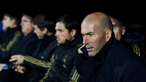Zinedine Zidane, en el banquillo de Ipur&uacute;a