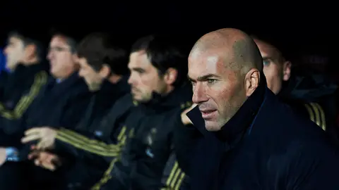 Zinedine Zidane, en el banquillo de Ipurúa Zinedine Zidane, en el banquillo de Ipurúa