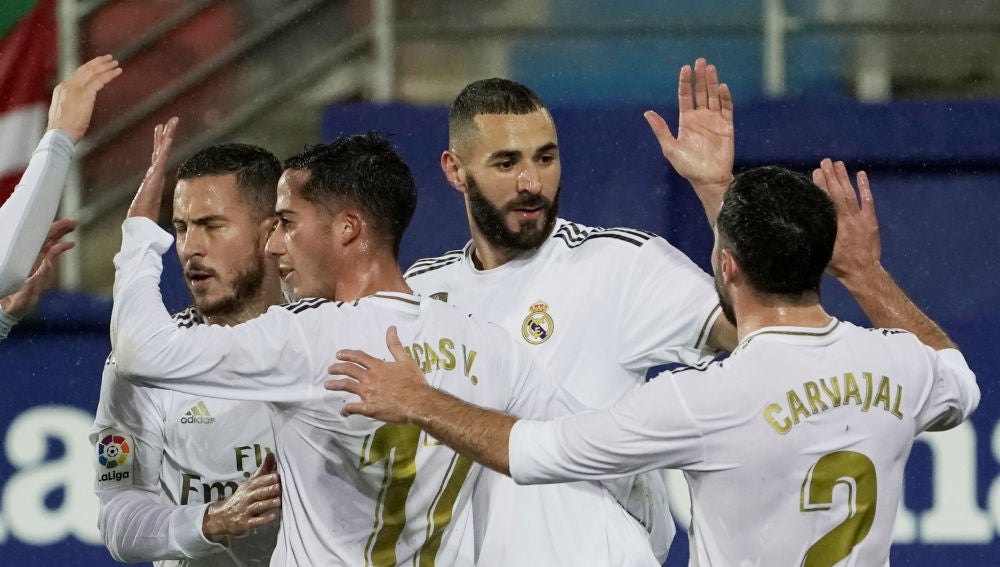 Los jugadores del Real Madrid se abrazan para celebrar un gol