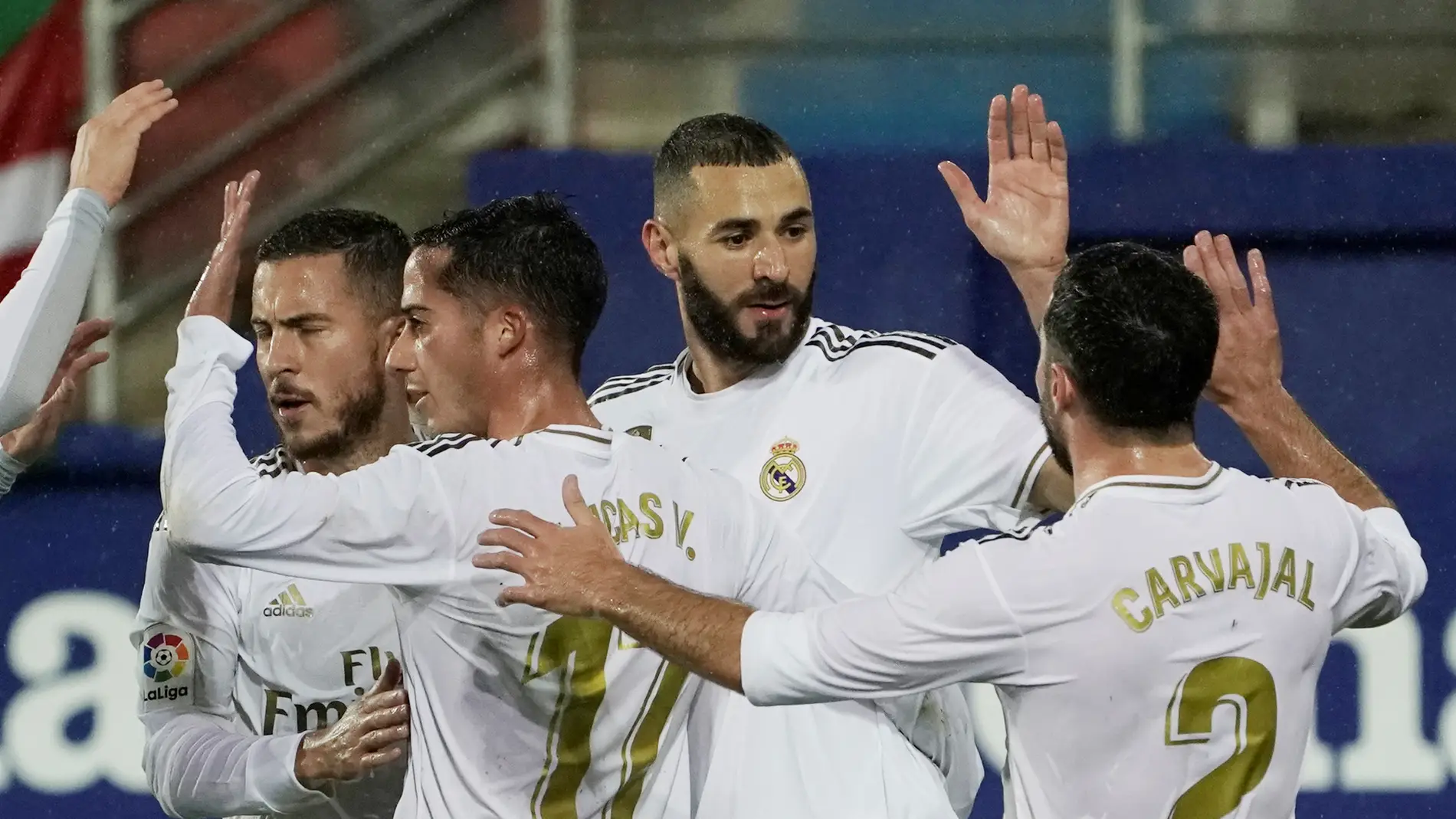 Los jugadores del Real Madrid se abrazan para celebrar un gol