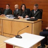 El jurado junto al principal acusado de la muerte de la viuda de la CAM, Miguel López