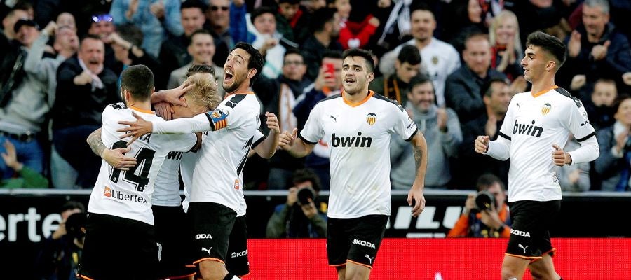 Los futbolistas del Valencia celebran uno de los goles del equipo che Los futbolistas del Valencia celebran uno de los goles del equipo che