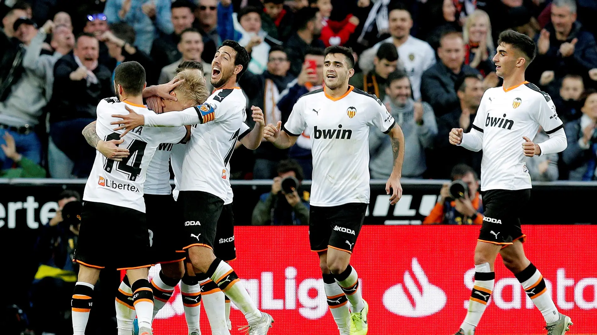 Los futbolistas del Valencia celebran uno de los goles del equipo che