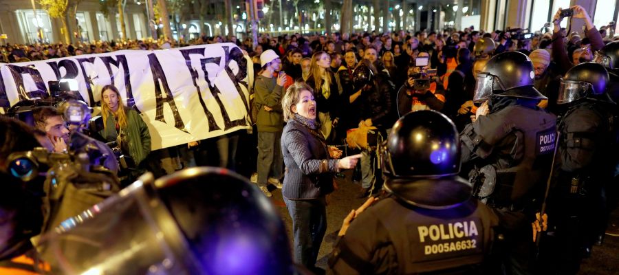 Los agentes contienen a los CDR en la manifestación en Barcelona Los agentes contienen a los CDR en la manifestación en Barcelona