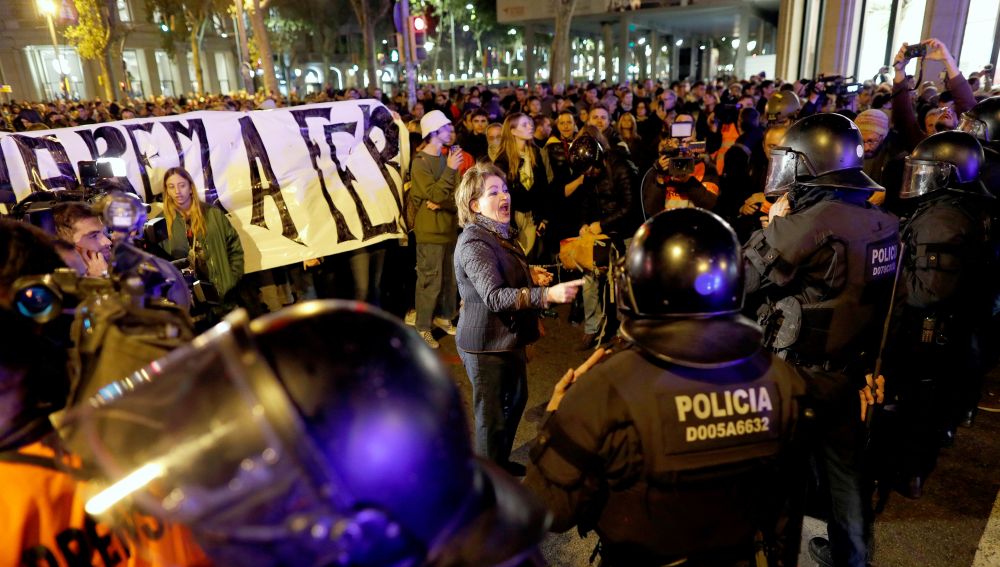 Los agentes contienen a los CDR en la manifestación en Barcelona