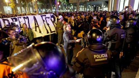 Los agentes contienen a los CDR en la manifestaci&oacute;n en Barcelona