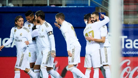 Los jugadores del Real Madrid celebran un gol en Ipur&uacute;a