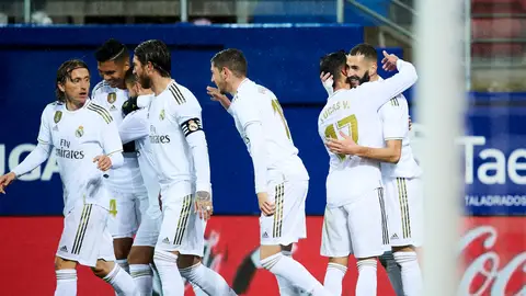 Los jugadores del Real Madrid celebran un gol en Ipurúa Los jugadores del Real Madrid celebran un gol en Ipurúa