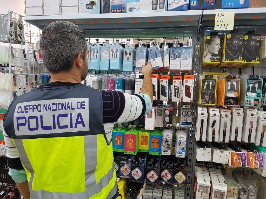 Detenidas siete personas en Crevillent que tenían listo para distribuir en Navidad 20.000 productos falsificados Detenidas siete personas en Crevillent que tenían listo para distribuir en Navidad 20.000 productos falsificados