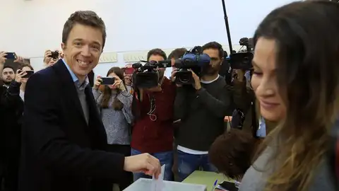 El líder de Más País, Íñigo Errejón, vota en su colegio electoral El líder de Más País, Íñigo Errejón, vota en su colegio electoral