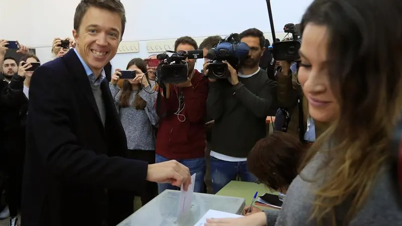El líder de Más País, Íñigo Errejón, vota en su colegio electoral El líder de Más País, Íñigo Errejón, vota en su colegio electoral