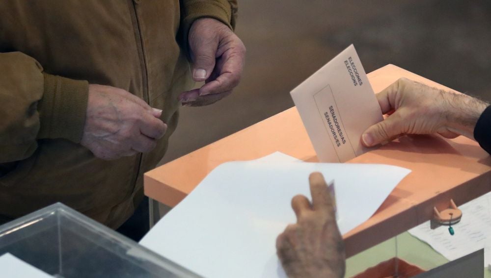 Un ciudadano deposita su voto en un colegio electoral