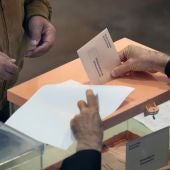 Un ciudadano deposita su voto en un colegio electoral