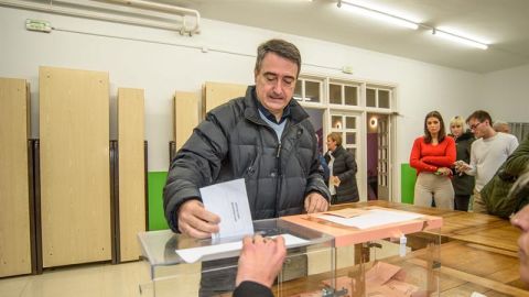 Aitor Esteban, del PNV, vota en su colegio electoral