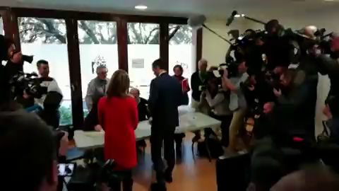 Pedro Sánchez vota en medio de una gran expectación mediática