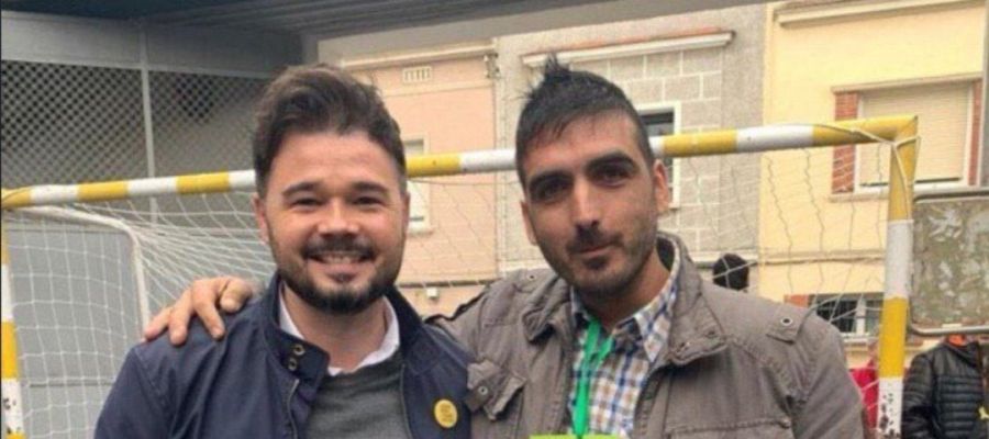 Gabriel Rufián con un apoderado de Vox Gabriel Rufián con un apoderado de Vox